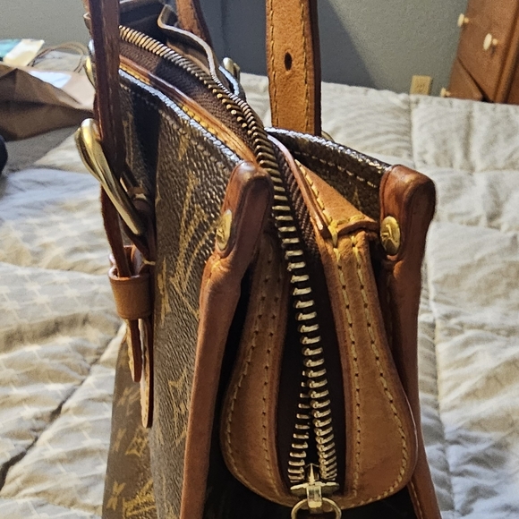 Authentic lv - Picture 2 of 4